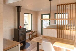 1 bedroom, WiFi, bed sheets - Rustic Tiny Houseboat with Rooftop Terrace and Fireplace (Hamburg)