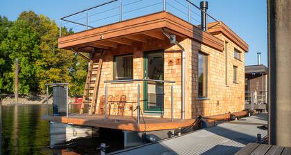 Uriges Tiny Hausboot mit Dachterrasse und Kamin