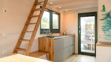 Kühlschrank, Herdplatte, Wasserkocher mit Kaffee-/Teezubehör