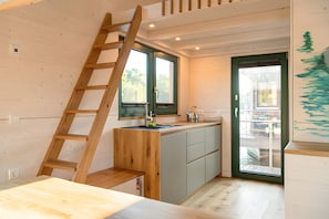 Fridge, stovetop, coffee/tea maker, electric kettle - Rustic Tiny Houseboat with Rooftop Terrace and Fireplace (Hamburg)