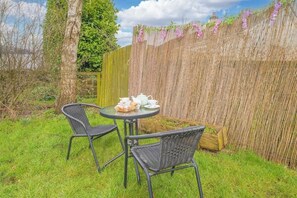 Outdoor dining - Idyllic Eden Valley Cottage Near the Lake District & Hadrian’s Wall (Gamblesby)