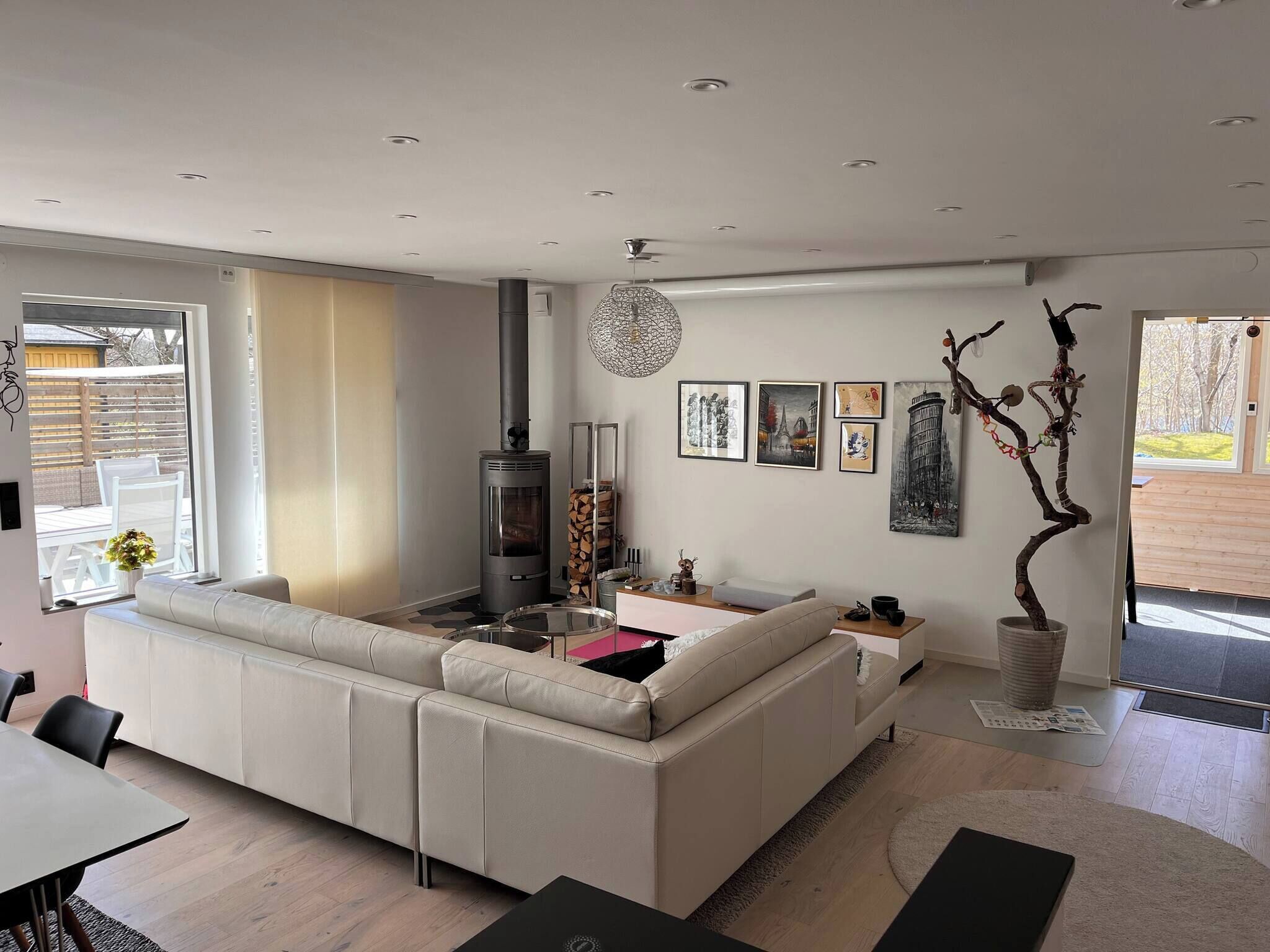 House, 3 Bedrooms, Smoking, Balcony | Living room | Books