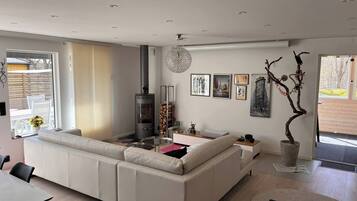 House, 3 Bedrooms, Smoking, Balcony | Living room | Books