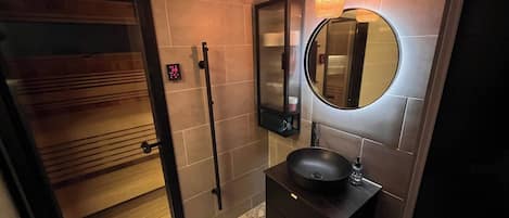 House, 3 Bedrooms, Smoking, Balcony | Bathroom
