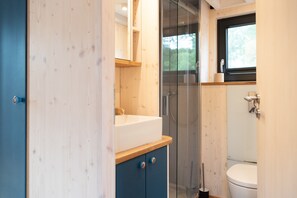 Shower, towels - Spacious Houseboat with Swimming Platform, Rooftop Terrace and Swing (Hamburg)