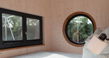 Spacieuse péniche avec plateforme de baignade, terrasse sur le toit et balançoire