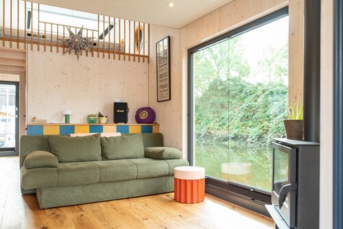 Geräumiges Hausboot mit Badeplattform, Dachterrasse und Schaukel