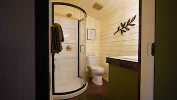Douche, serviettes fournies, savon, papier de toilette