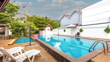 Una piscina al aire libre