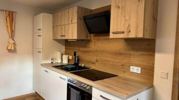 Geladeira, micro-ondas, fogão, lava-louças