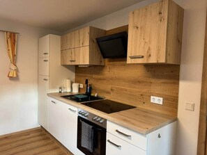 Geladeira, micro-ondas, fogão, lava-louças