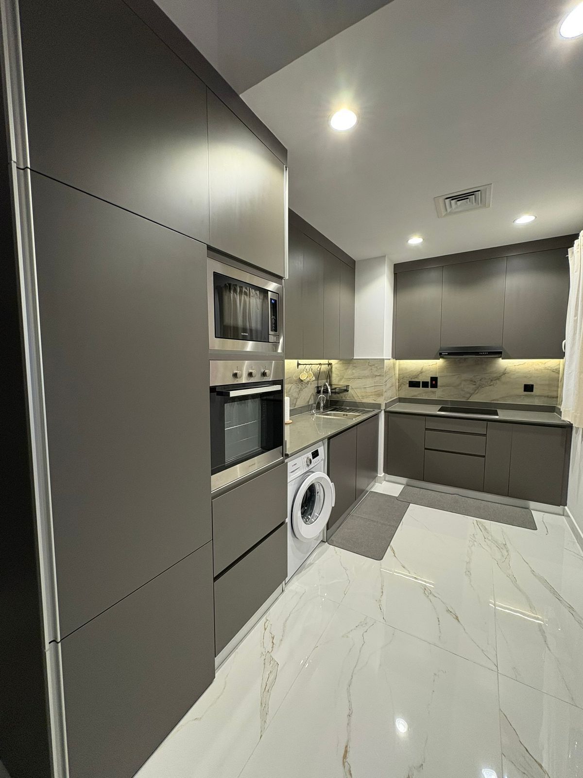 Micro-ondes, plaque de cuisson, lave-vaisselle