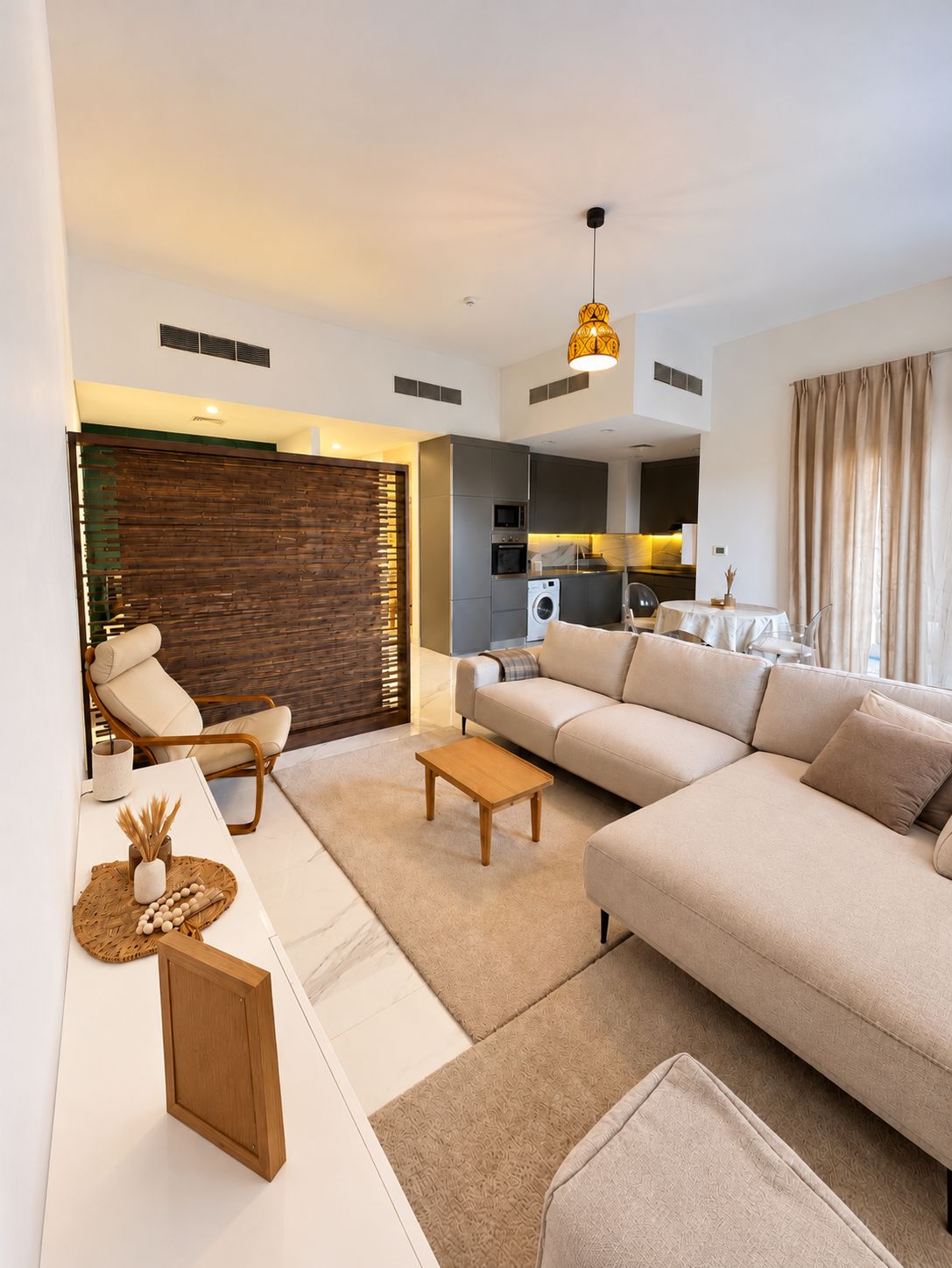 Una sala moderna con sofá, mesa de centro y comedor.