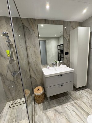 Towels, soap, toilet paper - Casa HEMY – A Cozy Retreat for Peaceful Stays (Dubai)