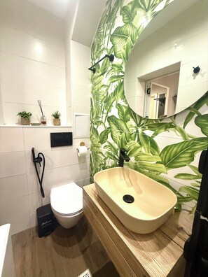 Secador de cabelo, toalhas de banho, sabonete, papel higiênico