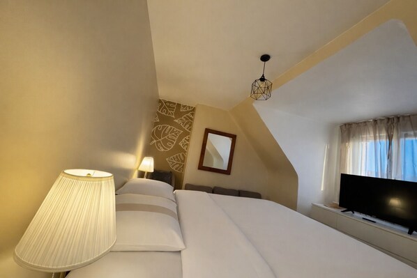 3 bedrooms, iron/ironing board, WiFi, bed sheets