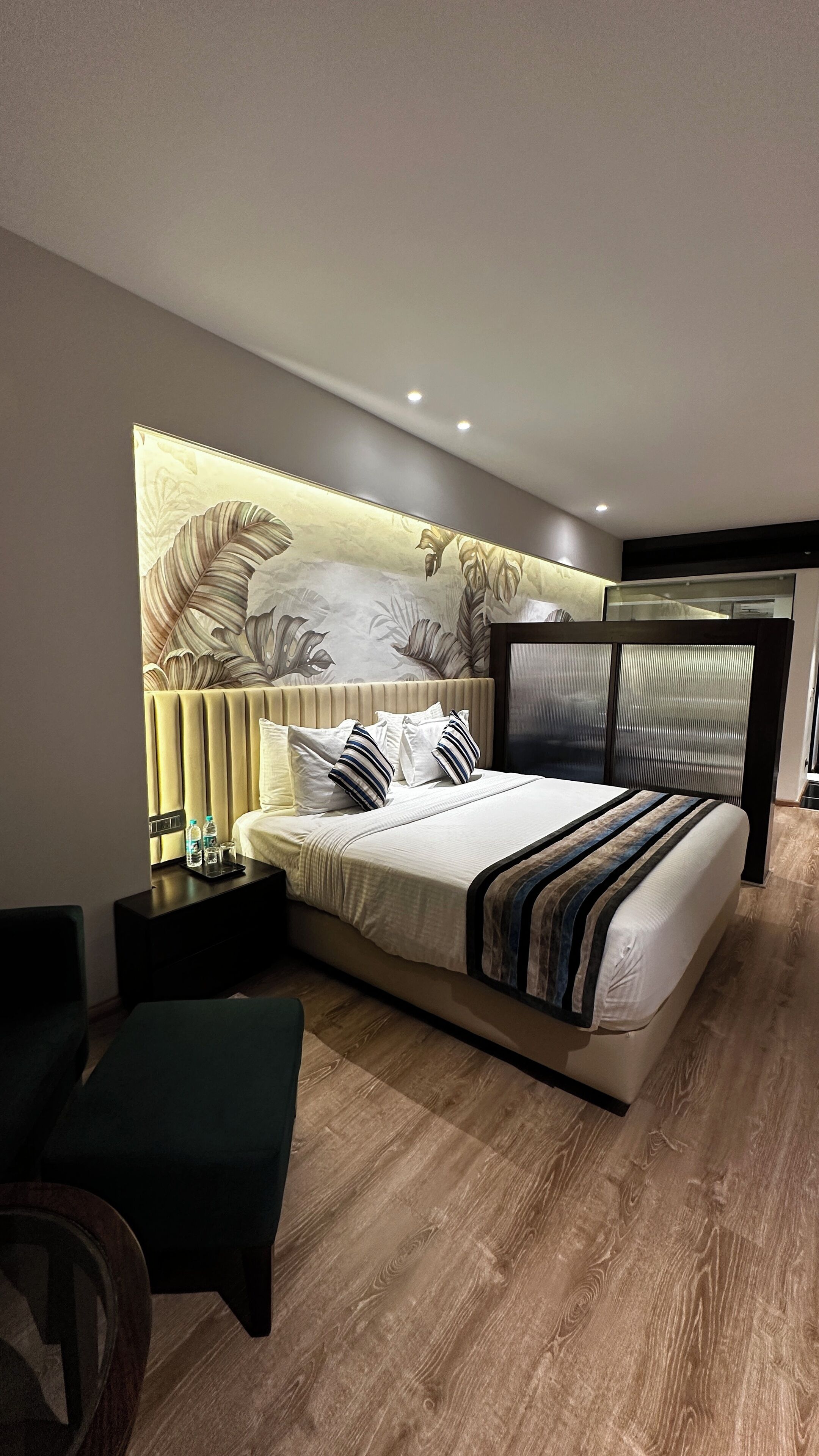 Desk, laptop workspace, free WiFi