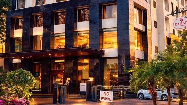 Un hôtel moderne avec une enseigne indiquant « Hoxton Hotels ».