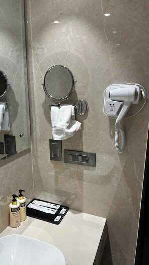 Separate tub and shower, free toiletries, hair dryer, towels - Hoxton Hotels & Resorts  (Zirakpur)