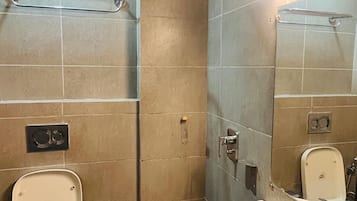Un baño con inodoro, lavabo y ducha.