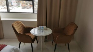 Junior enkelrum - utsikt mot staden | Interiör