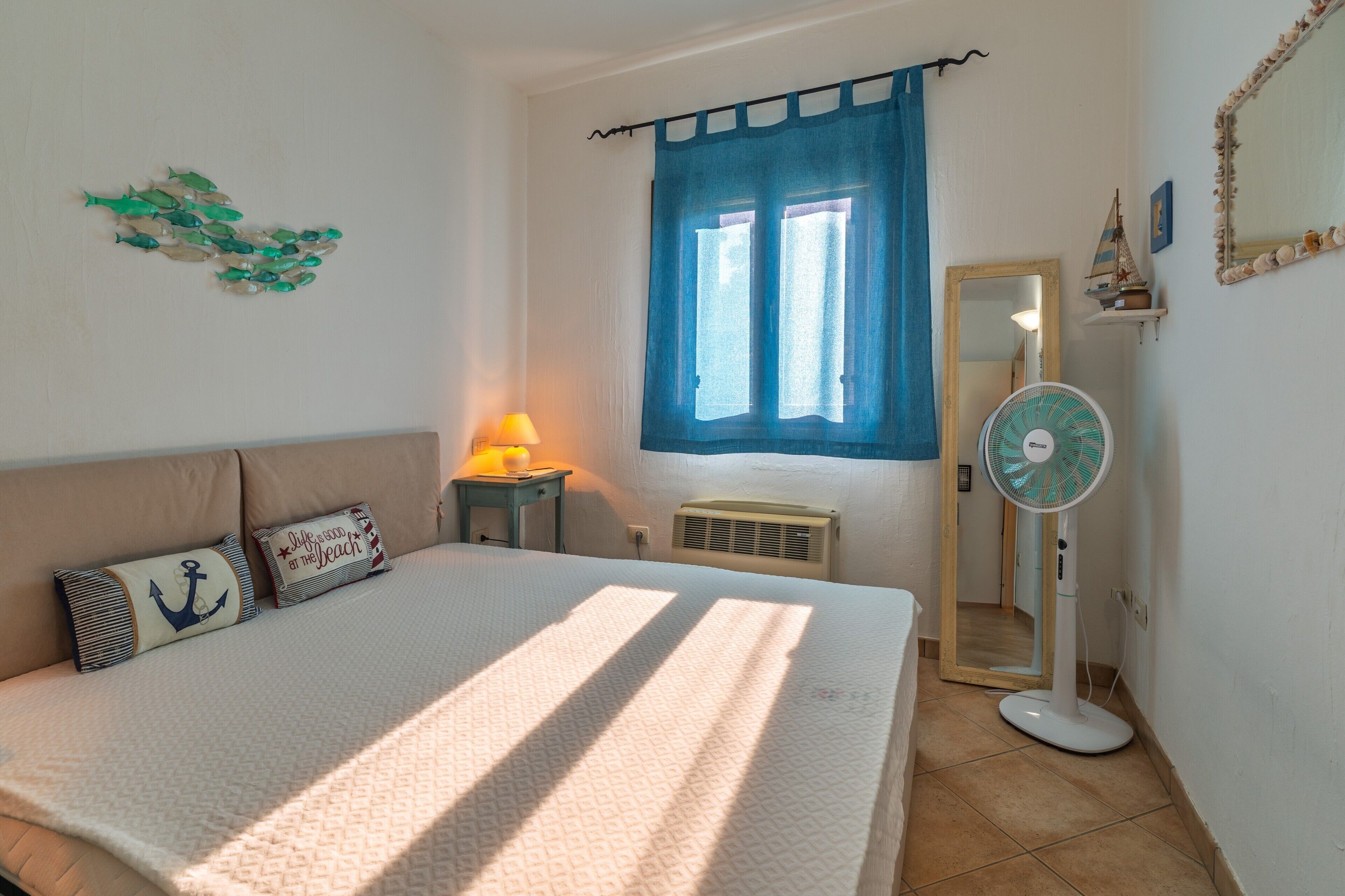1 bedroom, bed sheets