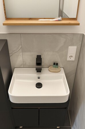 Dusj, hårføner, håndklær og sjampo