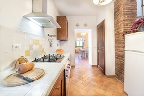 ثلاجة، فرن، موقد طهي مسطح، غسالة أطباق