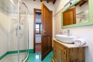 Shower, hair dryer, bidet, towels - Apartment with pool in Chianti (Toscana)