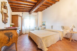 2 عدّة غرف نوم ومكواة/لوح كي وواي فاي وملاءات أسرّة