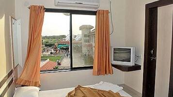 Deluxe Double Room, City View | Desk, laptop workspace, blackout curtains, soundproofing