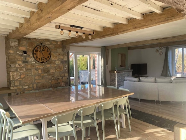 Dining - Le refuge de Séve: estate with games room and jacuzzi, ideal for families (Momignies)