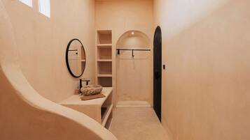 淋浴设施、按摩浴缸、吹风机、坐浴桶