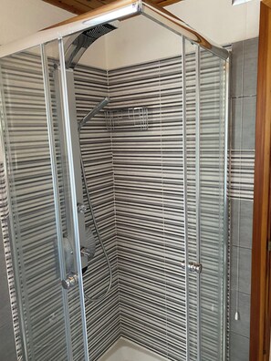 Regadera, secadora de cabello, bidet, toallas 