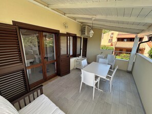 Outdoor dining - Costa rei within walking distance of the sea (Costa Rei)