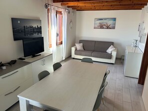 TV, books - Costa rei within walking distance of the sea (Costa Rei)