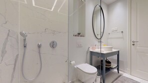 Shower, hair dryer, towels, soap - Charming studio apartment in Luštica Bay Marina (Radovići)
