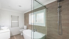 Shower, towels - Serenity - A place for relaxing (Corlette)