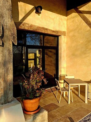Outdoor dining - Que Pour 2,Cottage La Detente, 1-bedroom with swimming pool and AC Mauroux, Gers (Mauroux)
