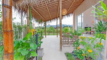 屋外ダイニングエリア