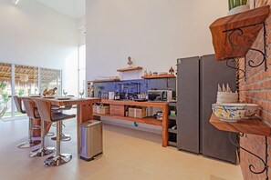 Private kitchen - Tom Star Pool Villa Layan 3BR Large pool, mountain view for the rooftop (ตำบล ศรีสุนทร)