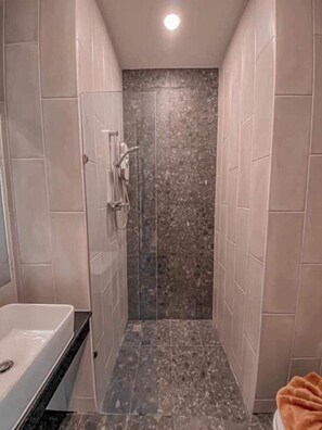 Deluxe Pool Access Seaview | Bad | Dusj, toalettartikler (inkludert), hårføner og håndklær