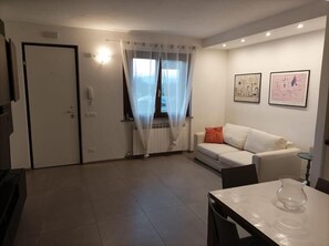 TV - Apartment with two rooms central to services (Desenzano del Garda)