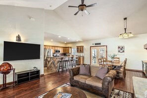 Televisión y chimenea 