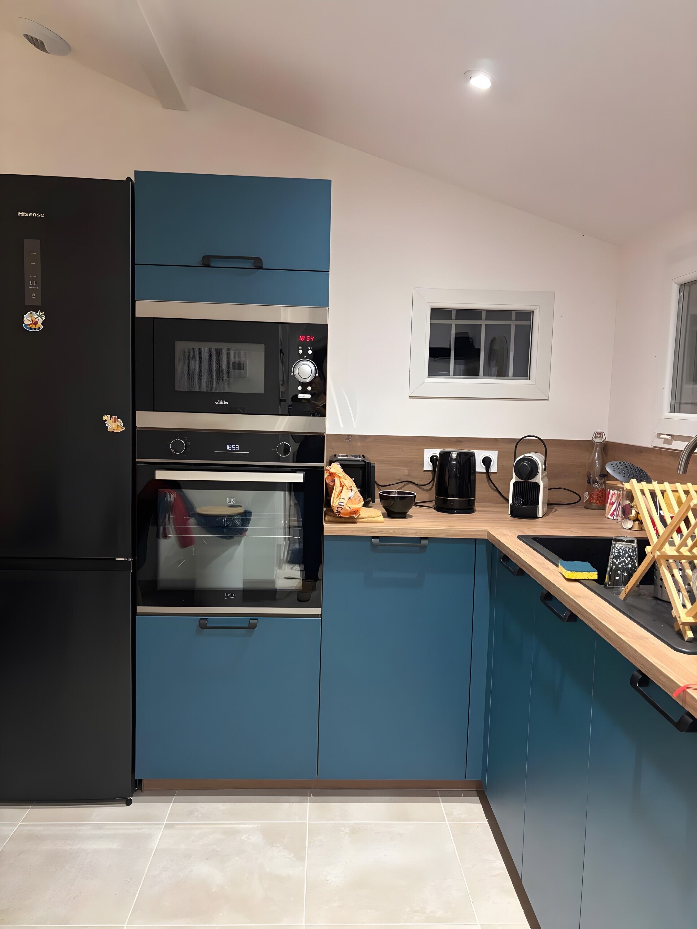 Jääkaappi, mikroaaltouuni, uuni, liesi