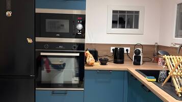 Jääkaappi, mikroaaltouuni, uuni, liesi