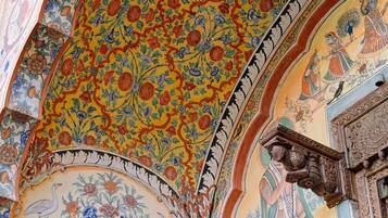 Eine detailreiche Decke mit floralen Mustern und architektonischen Verzierungen.