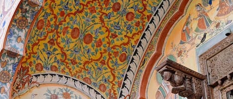 Un techo detallado con motivos florales y ornamentos arquitectónicos.