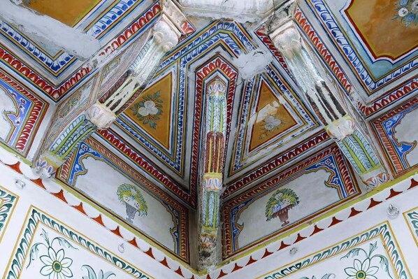 Un soffitto decorato con elaborate geometrie e motivi floreali.
