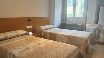 Eenvoudige tweepersoonskamer | Een bureau, gratis wifi